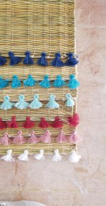 2 SETS OF STRAW TABLE AND POMPONS KAKI